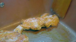 Пицца из кабачка с томатами и куриной грудкой на сковородке