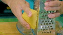 Пицца из кабачка с томатами и куриной грудкой на сковородке