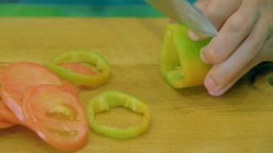 Пицца из кабачка с томатами и куриной грудкой на сковородке