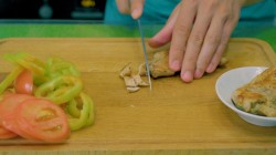 Пицца из кабачка с томатами и куриной грудкой на сковородке