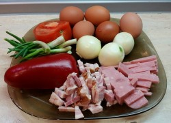 Вкуснейшая яичница с копченой грудинкой, помидорами