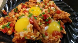 Вкуснейшая яичница с копченой грудинкой, помидорами