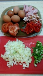 Вкуснейшая яичница с копченой грудинкой, помидорами