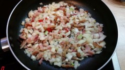 Вкуснейшая яичница с копченой грудинкой, помидорами