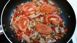 Вкуснейшая яичница с копченой грудинкой, помидорами