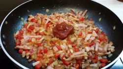 Вкуснейшая яичница с копченой грудинкой, помидорами