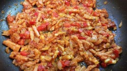 Вкуснейшая яичница с копченой грудинкой, помидорами