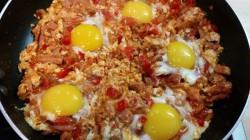 Вкуснейшая яичница с копченой грудинкой, помидорами