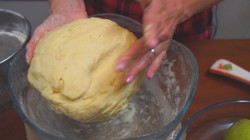 Закрытый грушевый пирог на кефире к чаю