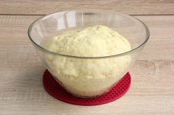 название картинки Пирог с черносливом курагой и орехами трехслойный