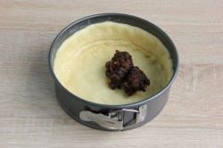 название картинки Пирог с черносливом курагой и орехами трехслойный