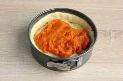 название картинки Пирог с черносливом курагой и орехами трехслойный