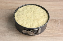 название картинки Пирог с черносливом курагой и орехами трехслойный