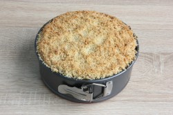 название картинки Пирог с черносливом курагой и орехами трехслойный