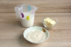 название картинки Пирог с черносливом курагой и орехами трехслойный