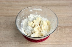 название картинки Пирог с черносливом курагой и орехами трехслойный