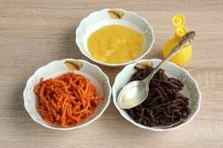 название картинки Пирог с черносливом курагой и орехами трехслойный