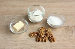 название картинки Пирог с черносливом курагой и орехами трехслойный