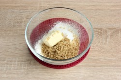 название картинки Пирог с черносливом курагой и орехами трехслойный