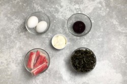 Салат из морской капусты с крабовыми палочками и яйцом