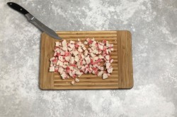 Салат из морской капусты с крабовыми палочками и яйцом