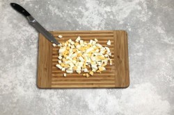 Салат из морской капусты с крабовыми палочками и яйцом