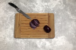 Салат из морской капусты с крабовыми палочками и яйцом