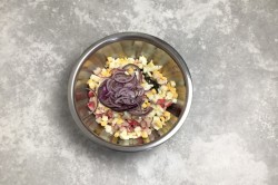 Салат из морской капусты с крабовыми палочками и яйцом