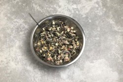 Салат из морской капусты с крабовыми палочками и яйцом