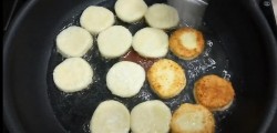 название картинки Жареные шайбочки из творога на сковороде
