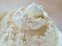 Кулич на сухих дрожжах с персиками