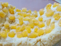 Кулич на сухих дрожжах с персиками