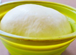 Кулич на сухих дрожжах с персиками