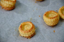 название картинки Новогодние волованы из слоеного теста с грибной начинкой