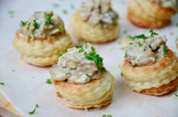 название картинки Новогодние волованы из слоеного теста с грибной начинкой