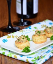 название картинки Новогодние волованы из слоеного теста с грибной начинкой