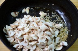 название картинки Новогодние волованы из слоеного теста с грибной начинкой