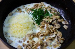 название картинки Новогодние волованы из слоеного теста с грибной начинкой