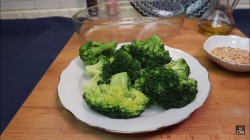 название картинки Брокколи с арахисом и оливковым маслом