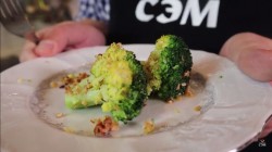 название картинки Брокколи с арахисом и оливковым маслом