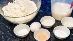 Воздушные сладкие пончики с глазурью на молоке во фритюре - шаг 1 Воздушные сладкие пончики с глазурью на молоке во фритюре - шаг 1