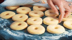 Воздушные сладкие пончики с глазурью на молоке во фритюре - шаг 23 Воздушные сладкие пончики с глазурью на молоке во фритюре - шаг 23