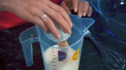 Воздушные сладкие пончики с глазурью на молоке во фритюре - шаг 2 Воздушные сладкие пончики с глазурью на молоке во фритюре - шаг 2