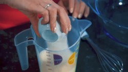 Воздушные сладкие пончики с глазурью на молоке во фритюре - шаг 3 Воздушные сладкие пончики с глазурью на молоке во фритюре - шаг 3