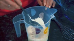 Воздушные сладкие пончики с глазурью на молоке во фритюре - шаг 4 Воздушные сладкие пончики с глазурью на молоке во фритюре - шаг 4