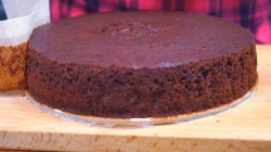 название картинки Воздушный бисквит для торта на кефире