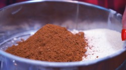 название картинки Воздушный бисквит для торта на кефире