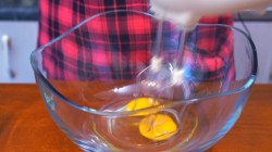 название картинки Воздушный бисквит для торта на кефире