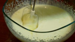 название картинки Воздушный бисквит для торта на кефире