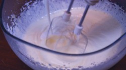 название картинки Воздушный бисквит для торта на кефире